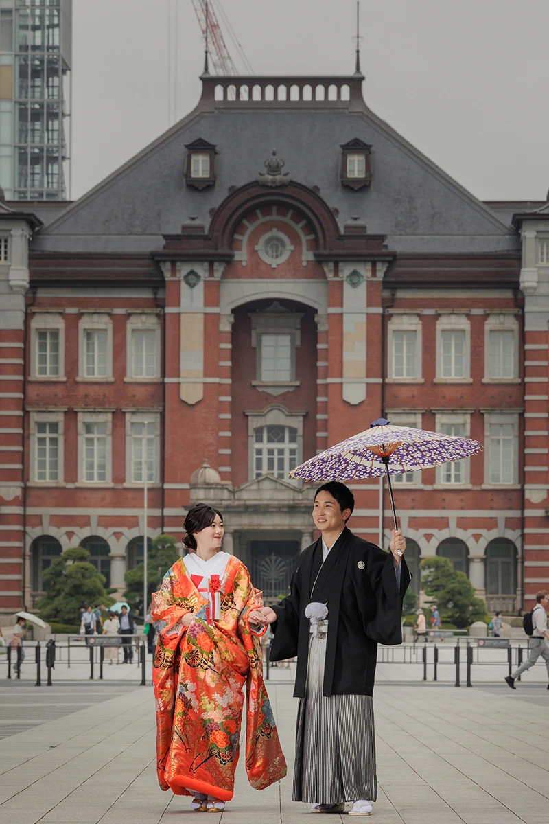 鎌倉の緑深い山奥で、色打掛の新郎新婦が印象的な階段を背景に和装前撮りを行うウェディングフォト