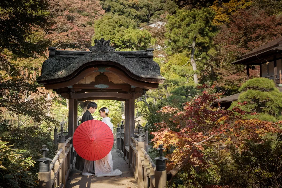 focus_autumnleaves05 鎌倉・瑞泉寺の山奥で色打掛の和装前撮り、自然に囲まれた静かな婚礼ウェディングフォト