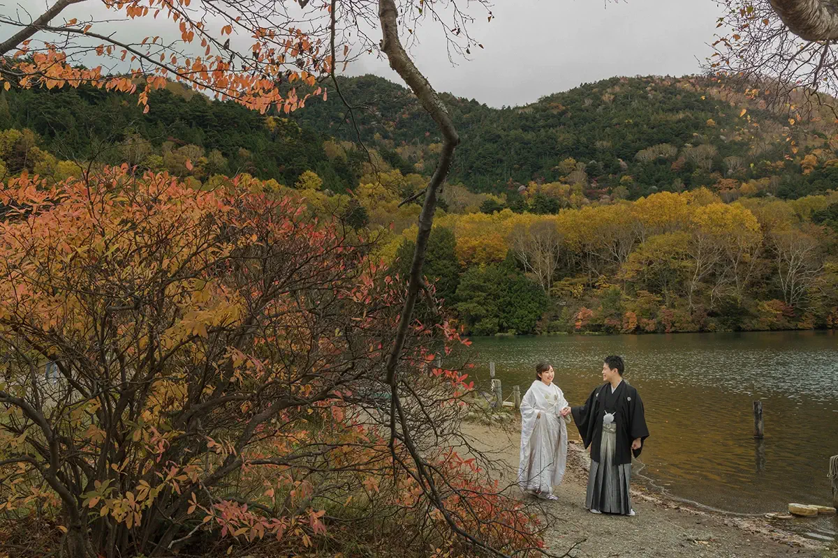 focus_autumnleaves11 鎌倉・瑞泉寺の山奥で色打掛の和装前撮り、自然に囲まれた静かな婚礼ウェディングフォト