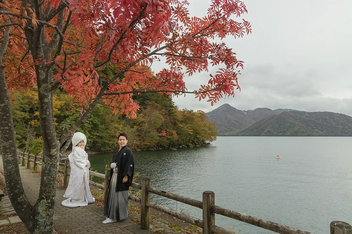 focus_autumnleaves12 緑に囲まれた瑞泉寺庭園での洋装ウェディングフォト。鎌倉の静かな環境で前撮り撮影