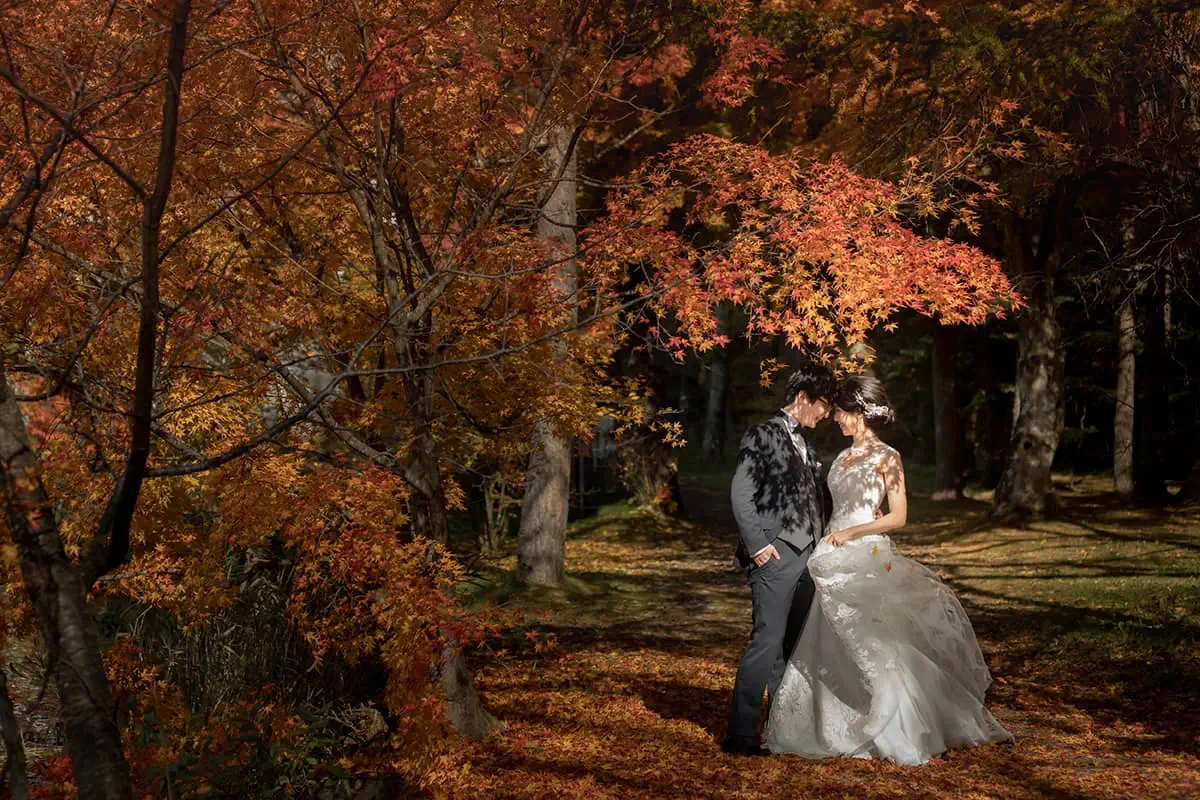focus_autumnleaves14 緑に囲まれた瑞泉寺庭園での洋装ウェディングフォト。鎌倉の静かな環境で前撮り撮影