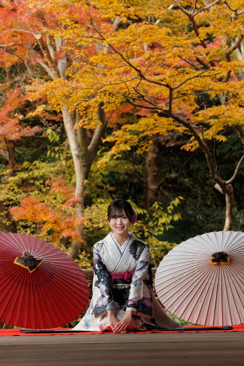 鎌倉の緑深い山奥で、色打掛の新郎新婦が印象的な階段を背景に和装前撮りを行うウェディングフォト