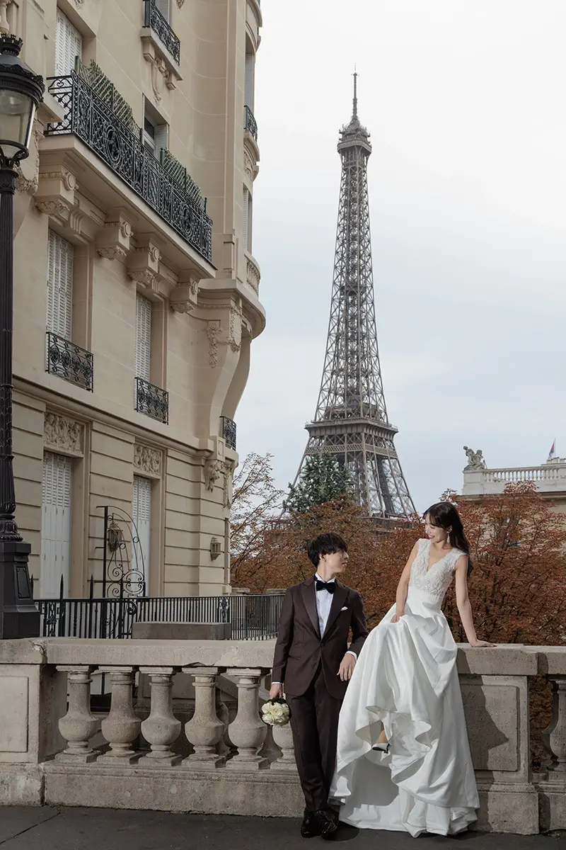 limited_pari_1 鎌倉の緑深い山奥で、色打掛の新郎新婦が印象的な階段を背景に和装前撮りを行うウェディングフォト