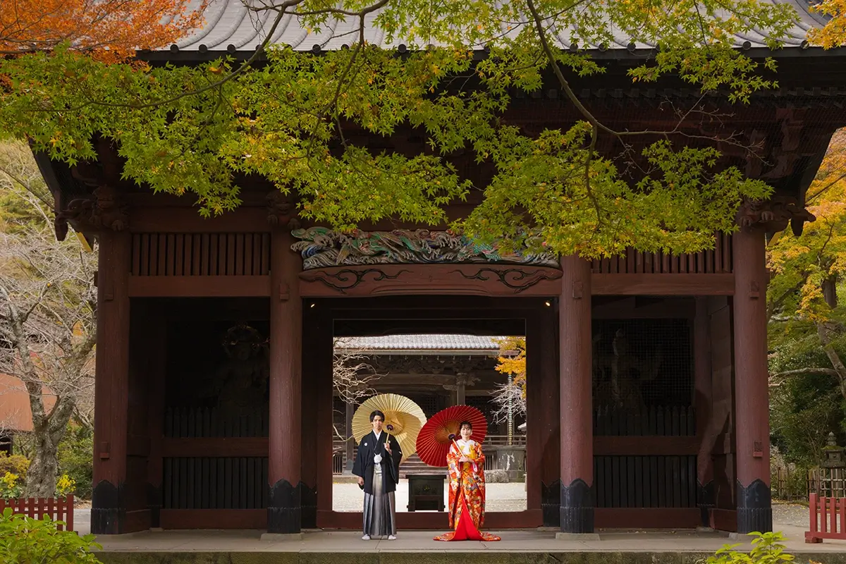 緑に囲まれた瑞泉寺庭園での洋装ウェディングフォト。鎌倉の静かな環境で前撮り撮影