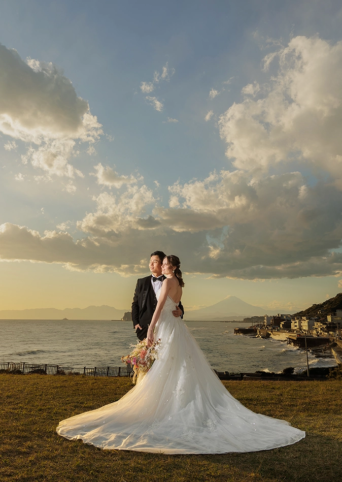 dress-plan-main 鎌倉の緑深い山奥で、色打掛の新郎新婦が印象的な階段を背景に和装前撮りを行うウェディングフォト