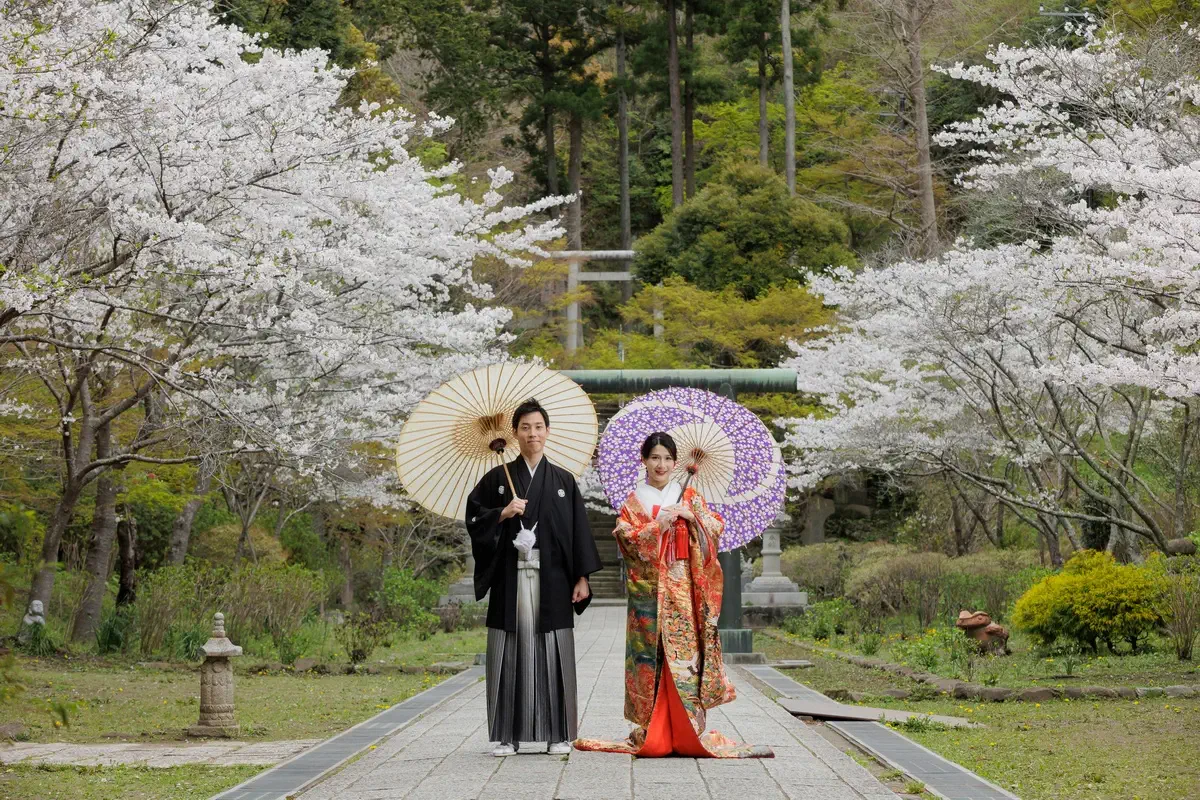 緑に囲まれた瑞泉寺庭園での洋装ウェディングフォト。鎌倉の静かな環境で前撮り撮影