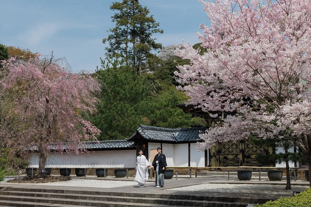 緑に囲まれた瑞泉寺庭園での洋装ウェディングフォト。鎌倉の静かな環境で前撮り撮影