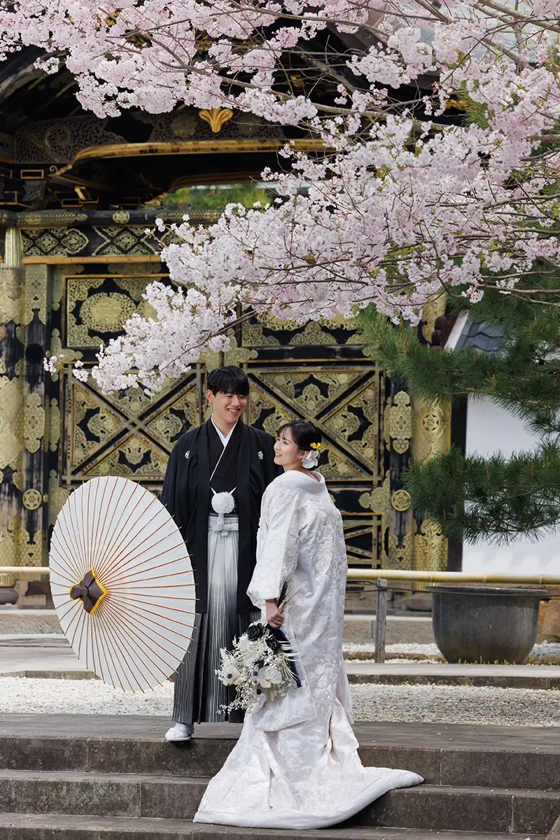 緑に囲まれた瑞泉寺庭園での洋装ウェディングフォト。鎌倉の静かな環境で前撮り撮影