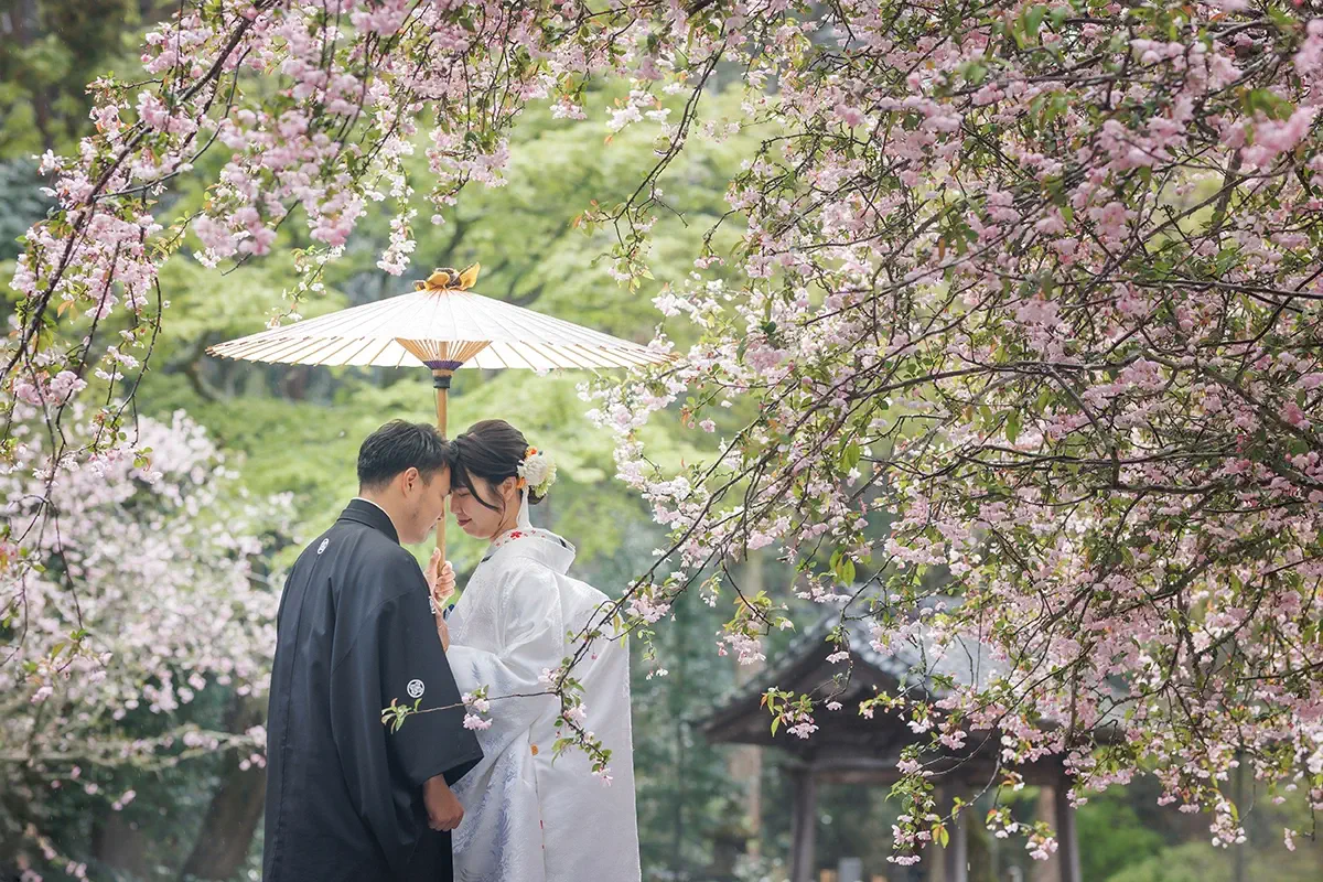 緑に囲まれた瑞泉寺庭園での洋装ウェディングフォト。鎌倉の静かな環境で前撮り撮影