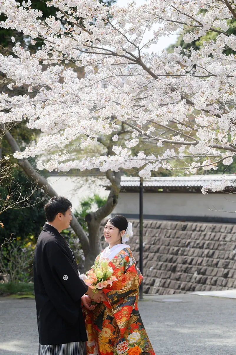 緑に囲まれた瑞泉寺庭園での洋装ウェディングフォト。鎌倉の静かな環境で前撮り撮影