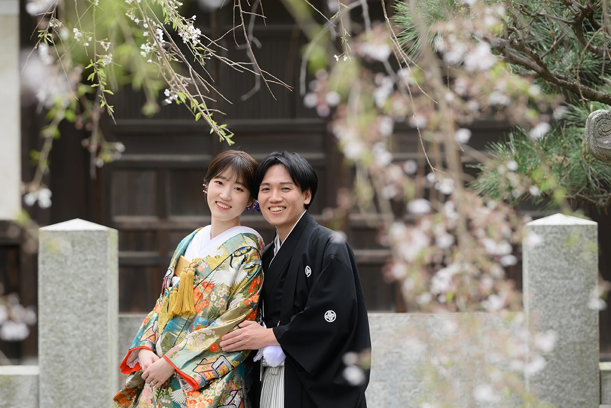 緑に囲まれた瑞泉寺庭園での洋装ウェディングフォト。鎌倉の静かな環境で前撮り撮影