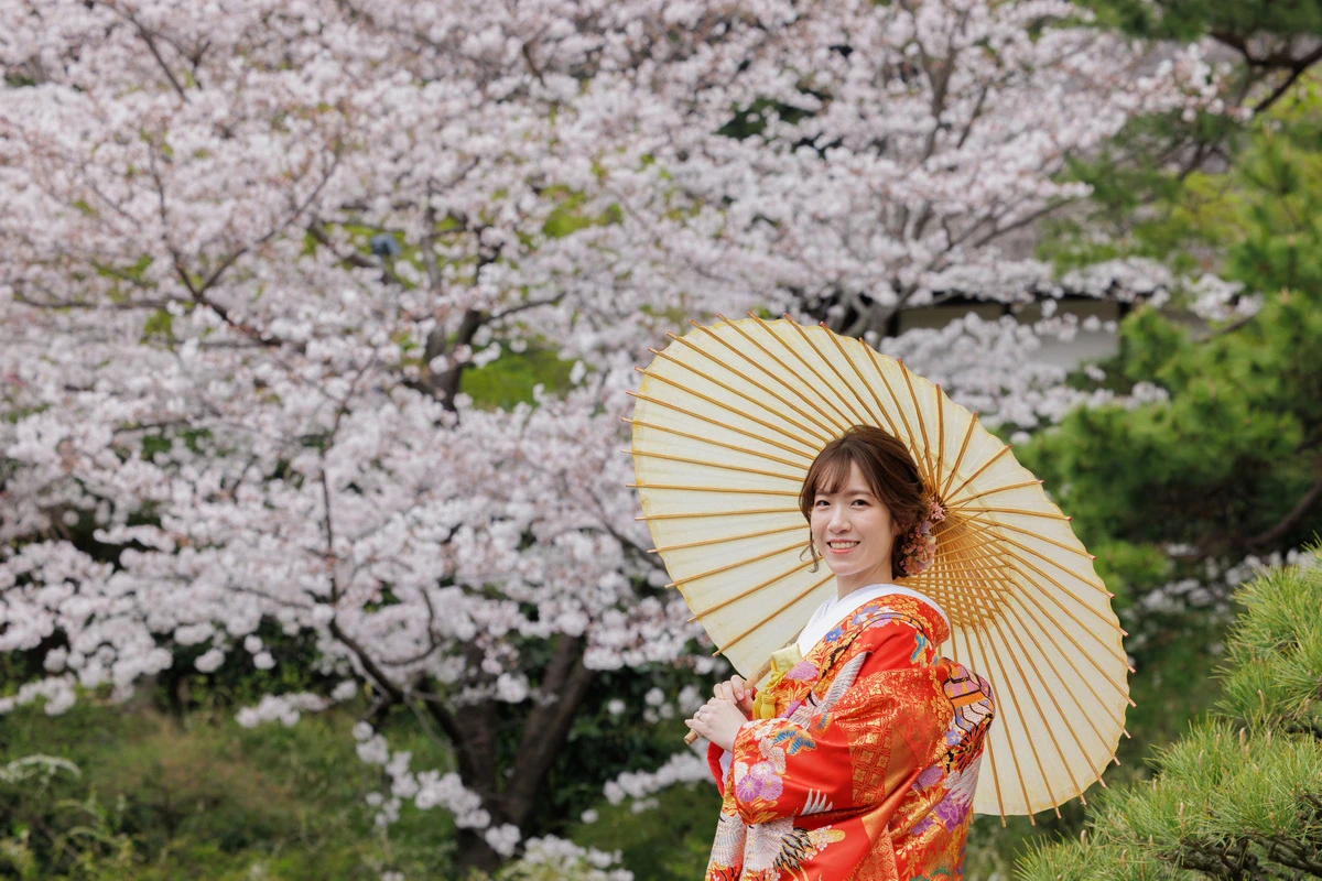 緑に囲まれた瑞泉寺庭園での洋装ウェディングフォト。鎌倉の静かな環境で前撮り撮影