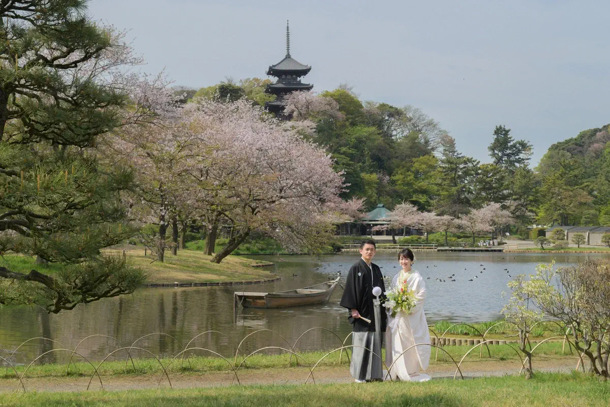 緑に囲まれた瑞泉寺庭園での洋装ウェディングフォト。鎌倉の静かな環境で前撮り撮影