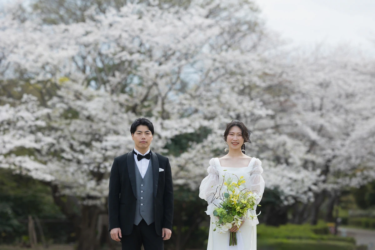 緑に囲まれた瑞泉寺庭園での洋装ウェディングフォト。鎌倉の静かな環境で前撮り撮影