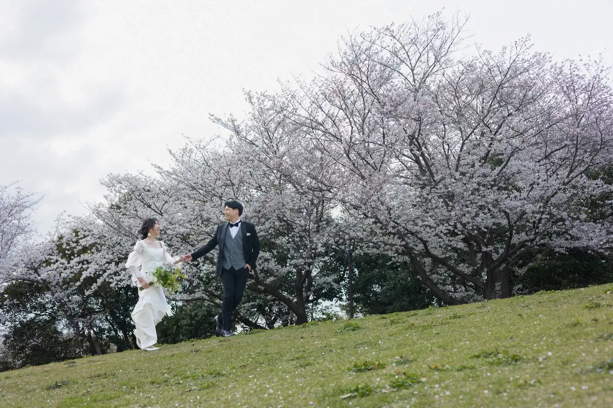 緑に囲まれた瑞泉寺庭園での洋装ウェディングフォト。鎌倉の静かな環境で前撮り撮影