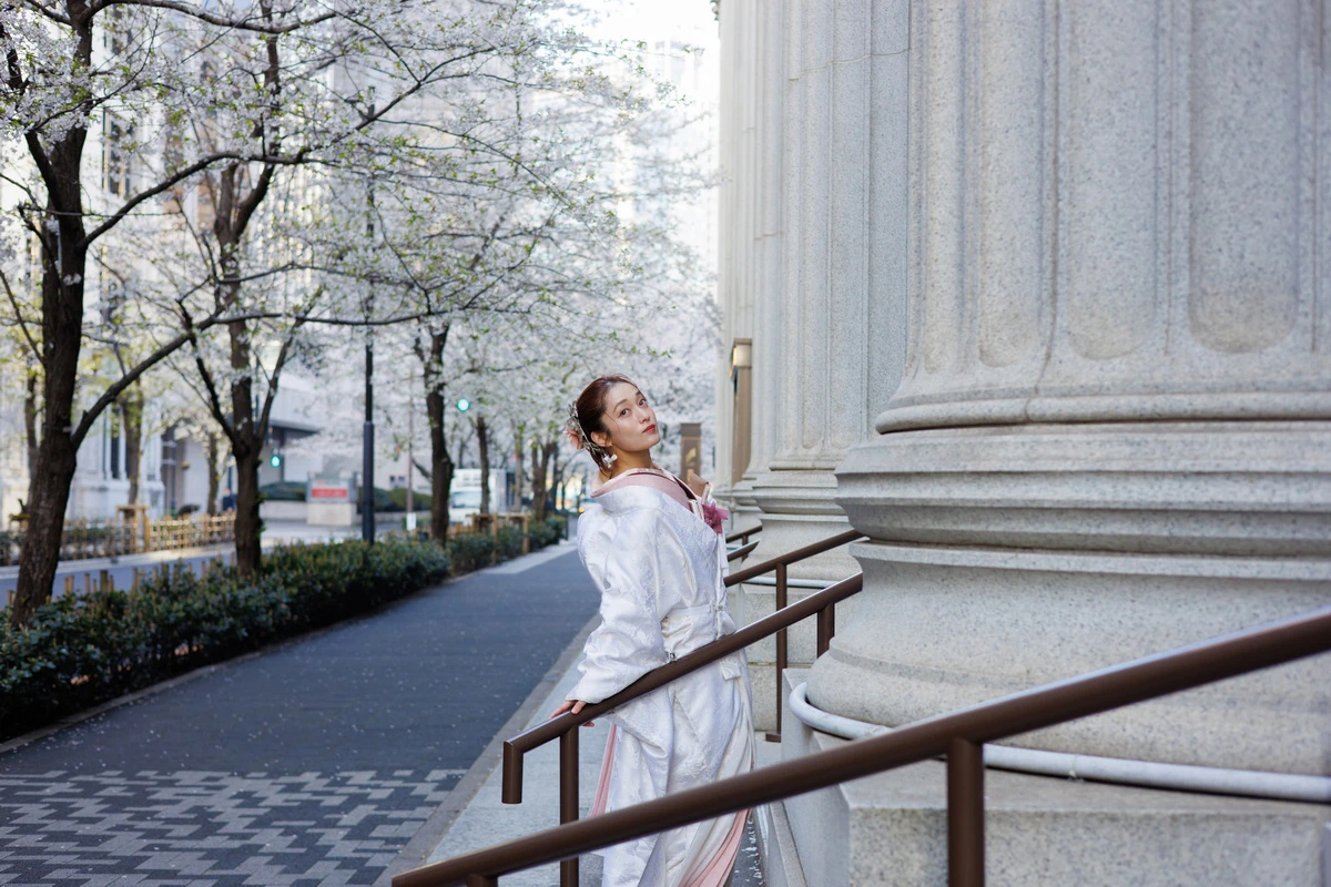 緑に囲まれた瑞泉寺庭園での洋装ウェディングフォト。鎌倉の静かな環境で前撮り撮影
