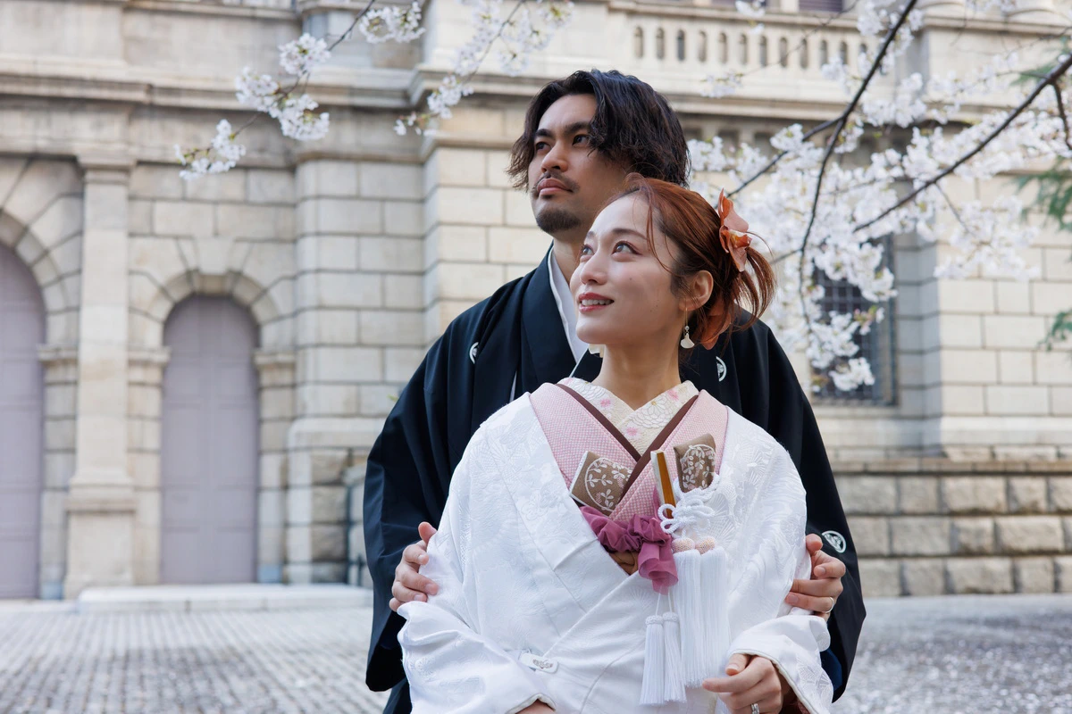 鎌倉の竹林お寺ので色打掛を着た新郎新婦が前撮り。和装での婚礼ウェディングフォト撮影