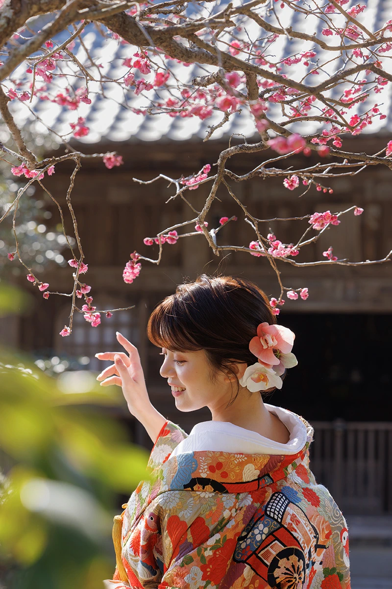 緑に囲まれた瑞泉寺庭園での洋装ウェディングフォト。鎌倉の静かな環境で前撮り撮影