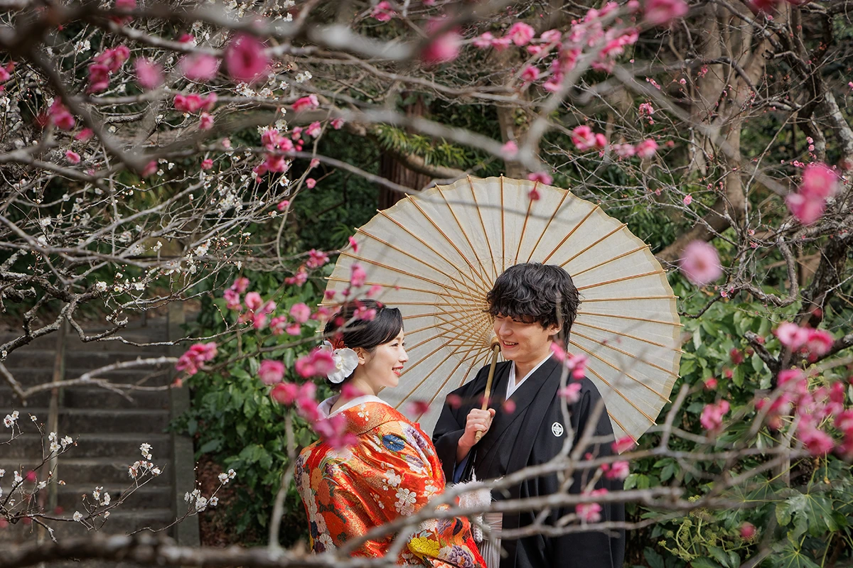 鎌倉の竹林お寺ので色打掛を着た新郎新婦が前撮り。和装での婚礼ウェディングフォト撮影
