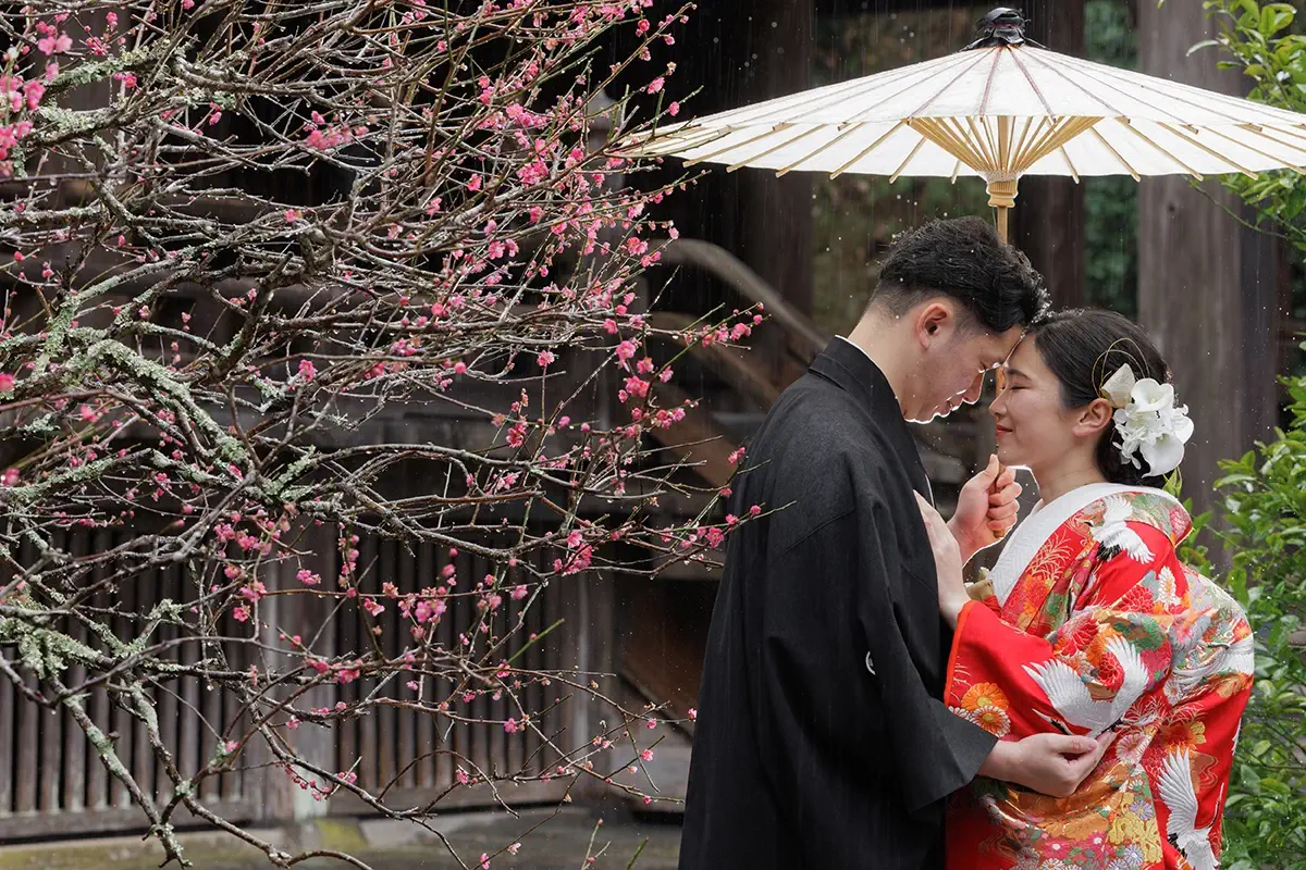 緑に囲まれた瑞泉寺庭園での洋装ウェディングフォト。鎌倉の静かな環境で前撮り撮影