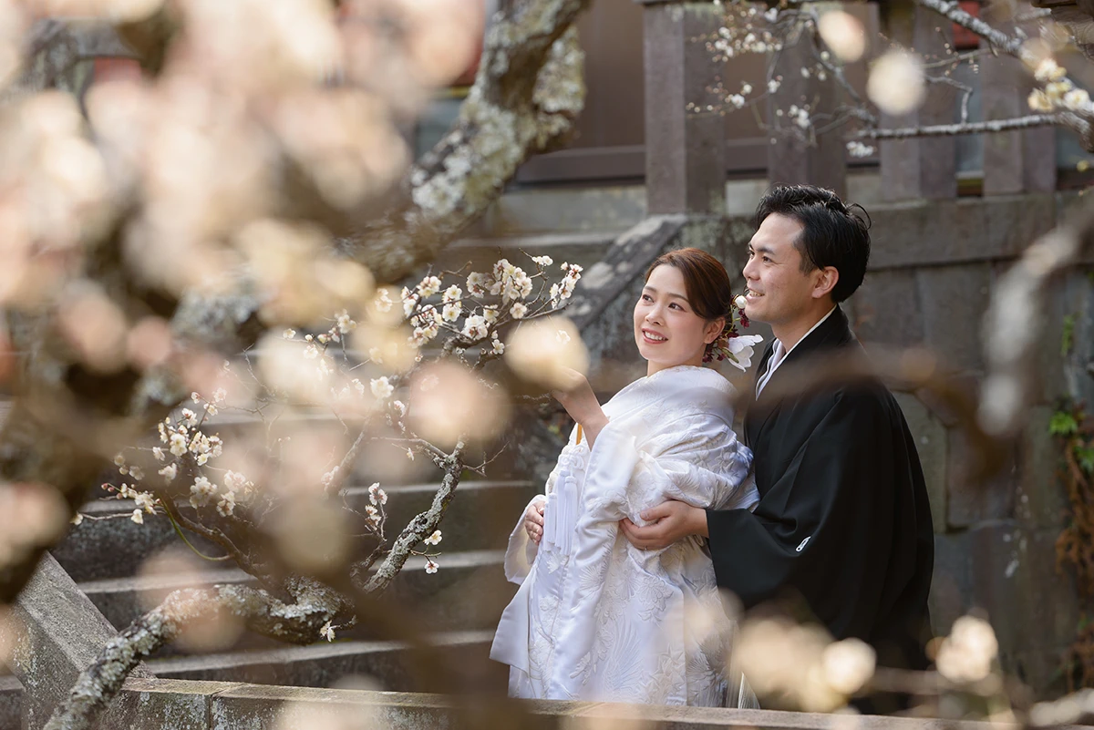 緑に囲まれた瑞泉寺庭園での洋装ウェディングフォト。鎌倉の静かな環境で前撮り撮影