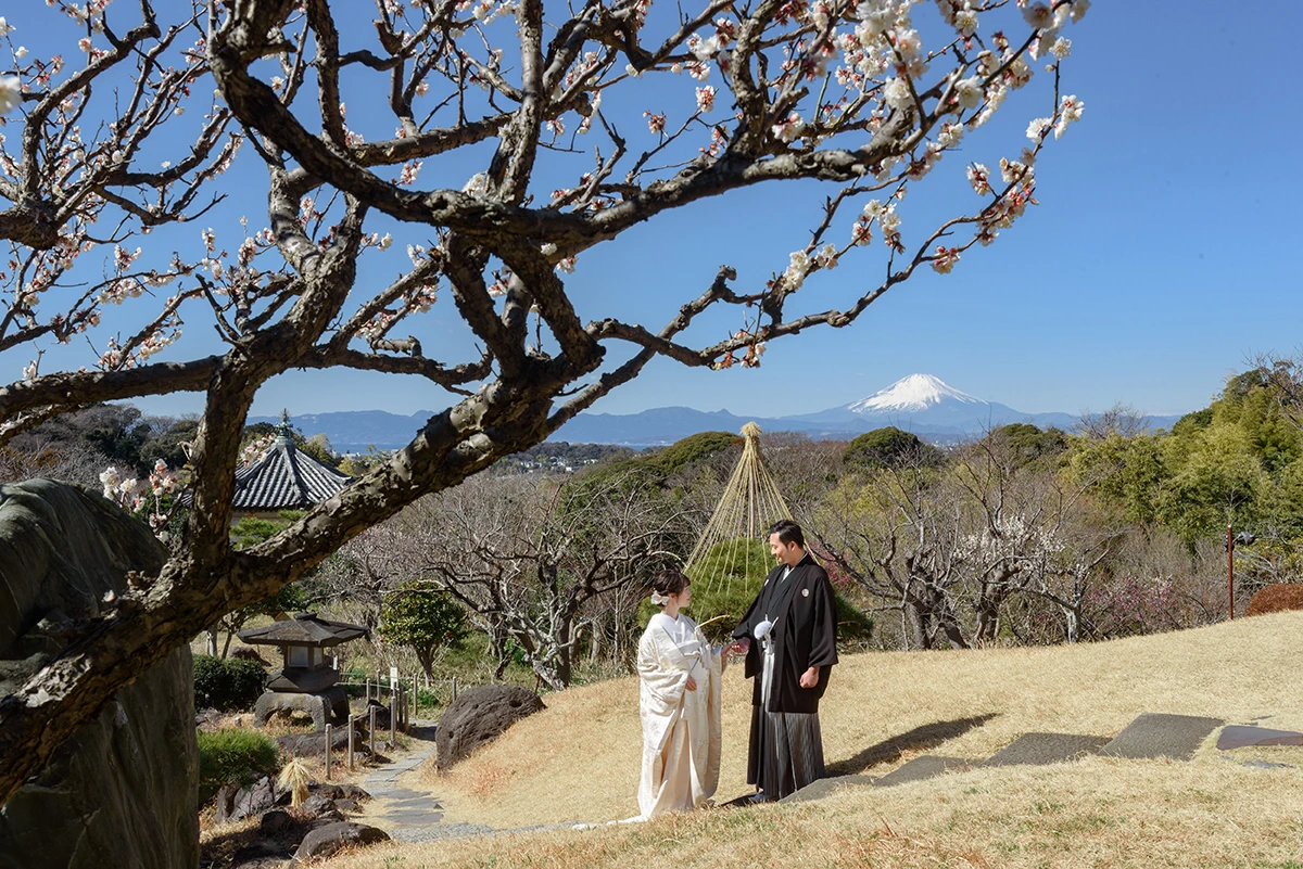 緑に囲まれた瑞泉寺庭園での洋装ウェディングフォト。鎌倉の静かな環境で前撮り撮影