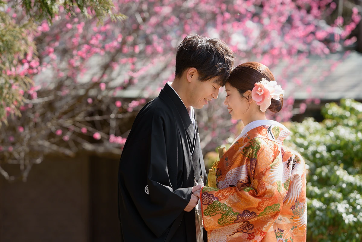 鎌倉の竹林お寺ので色打掛を着た新郎新婦が前撮り。和装での婚礼ウェディングフォト撮影