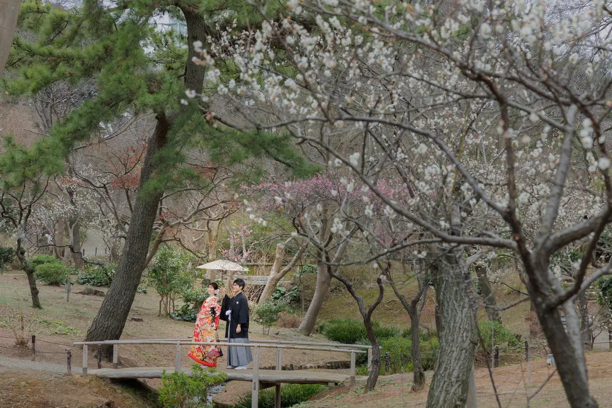 緑に囲まれた瑞泉寺庭園での洋装ウェディングフォト。鎌倉の静かな環境で前撮り撮影