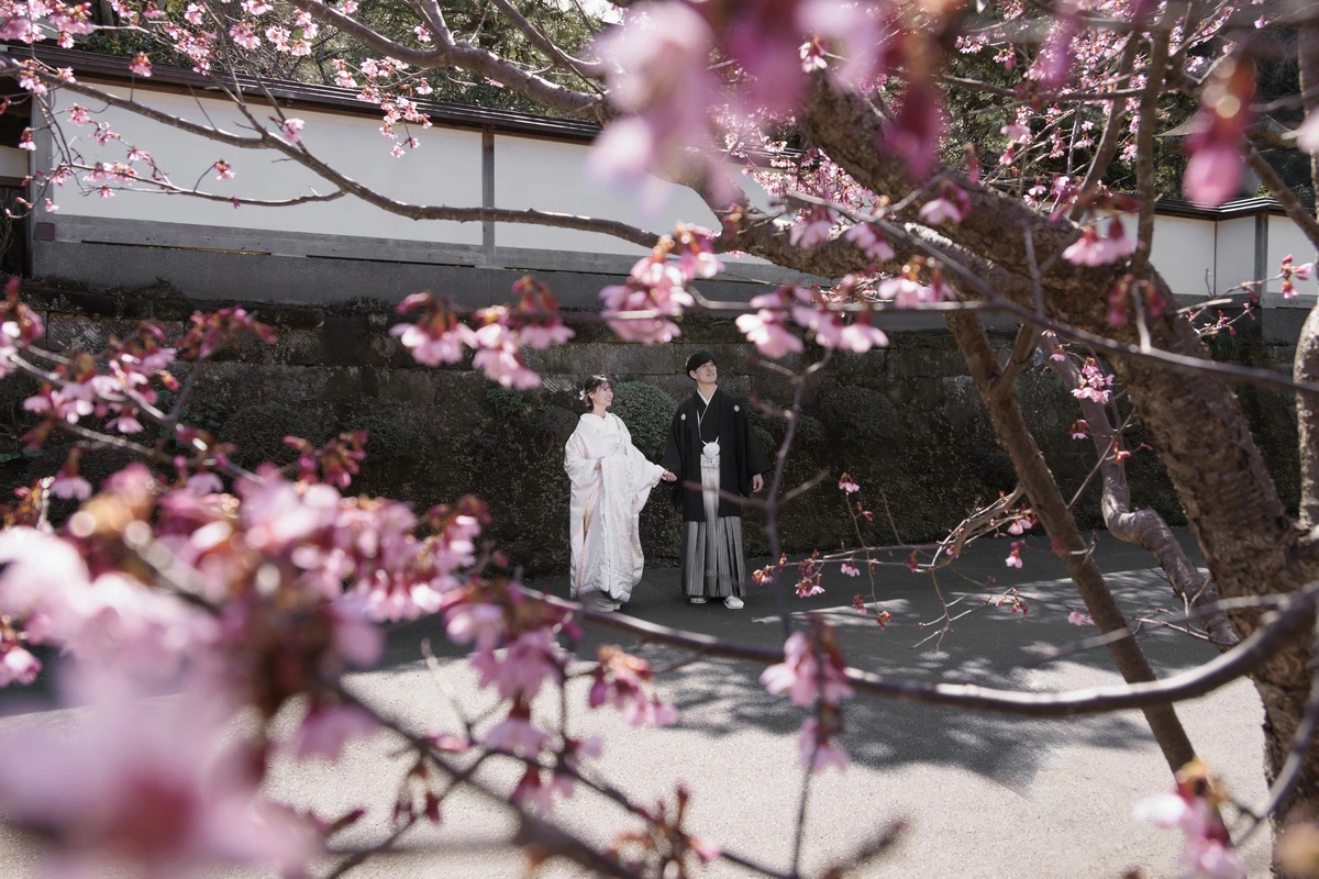 緑に囲まれた瑞泉寺庭園での洋装ウェディングフォト。鎌倉の静かな環境で前撮り撮影