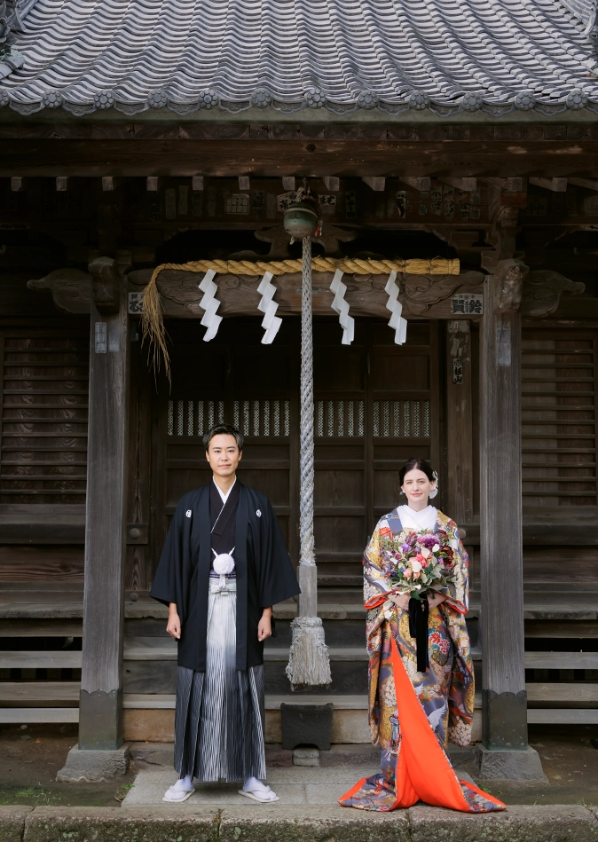 kimono-plan-main 鎌倉の緑深い山奥で、色打掛の新郎新婦が印象的な階段を背景に和装前撮りを行うウェディングフォト