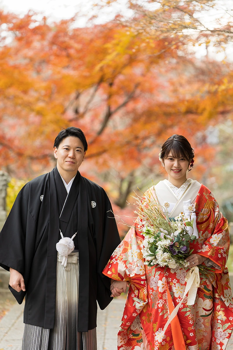 rei_3onlydays20251225_main 鎌倉の緑深い山奥で、色打掛の新郎新婦が印象的な階段を背景に和装前撮りを行うウェディングフォト