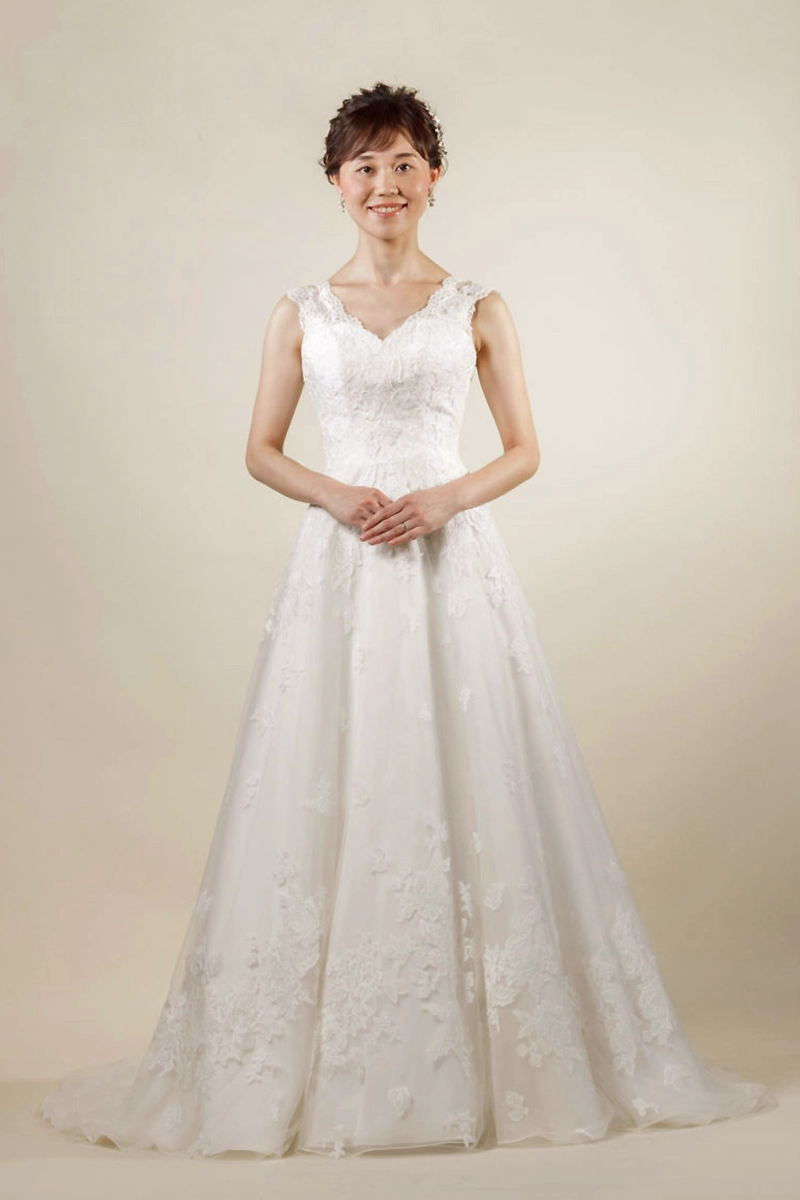 レースカットの襟のドレス