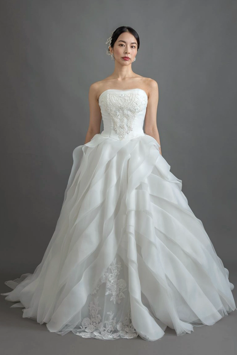 アンシンメトリーデザインのドレス