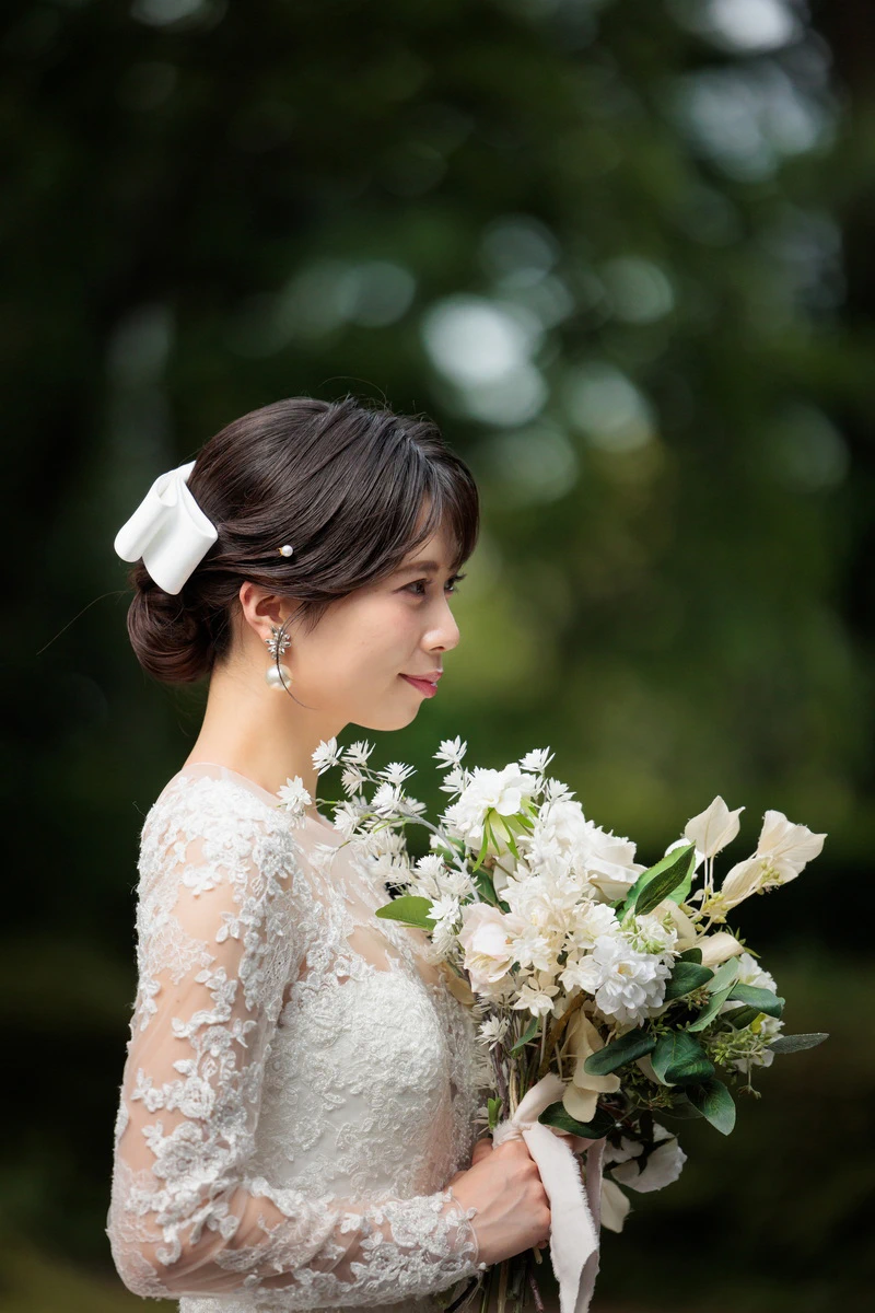 harumachitsubasa_20260106_main 鎌倉の緑深い山奥で、色打掛の新郎新婦が印象的な階段を背景に和装前撮りを行うウェディングフォト