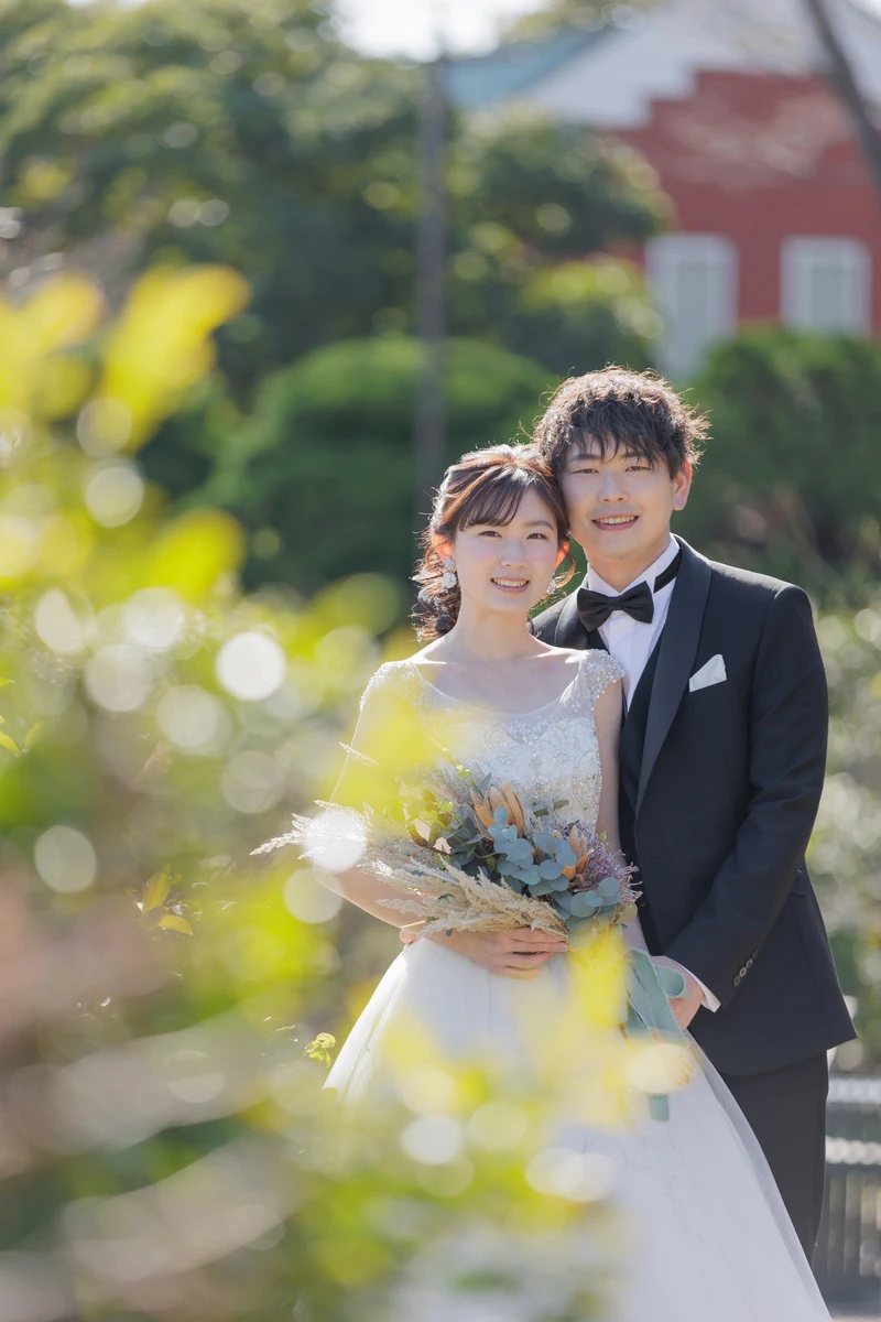 kamarin_yokotsubasa20260119_main 鎌倉の緑深い山奥で、色打掛の新郎新婦が印象的な階段を背景に和装前撮りを行うウェディングフォト