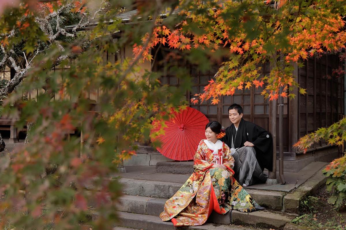 紅葉が美しい鎌倉のお寺で白無垢を着た新郎新婦が和装で婚礼前撮りを行うフォトウェディング