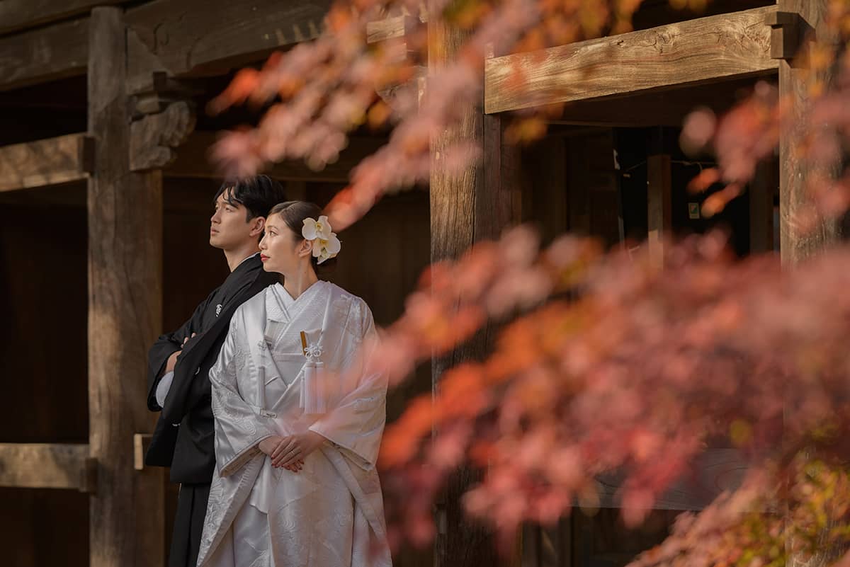 紅葉が美しい鎌倉のお寺で白無垢を着た新郎新婦が和装で婚礼前撮りを行うフォトウェディング