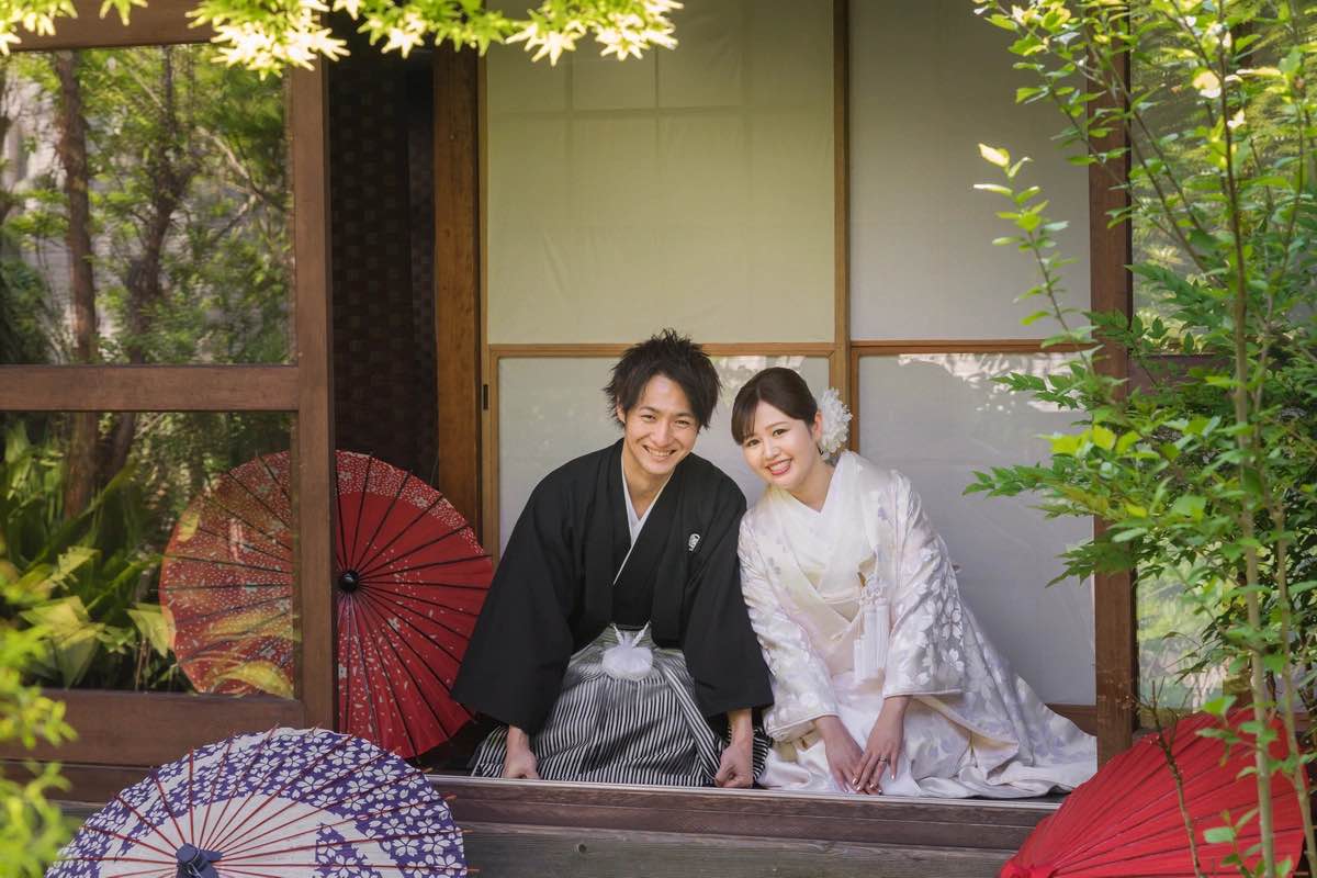 白無垢　正座のカット　縁側