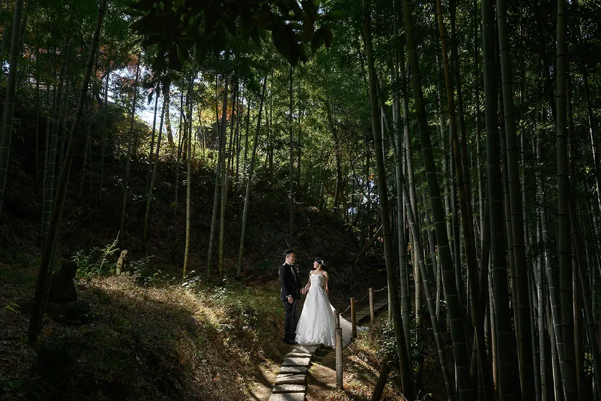 らい亭でウェディングドレスとタキシードを着た新郎新婦が手をつなぐ洋装ウェディングフォト