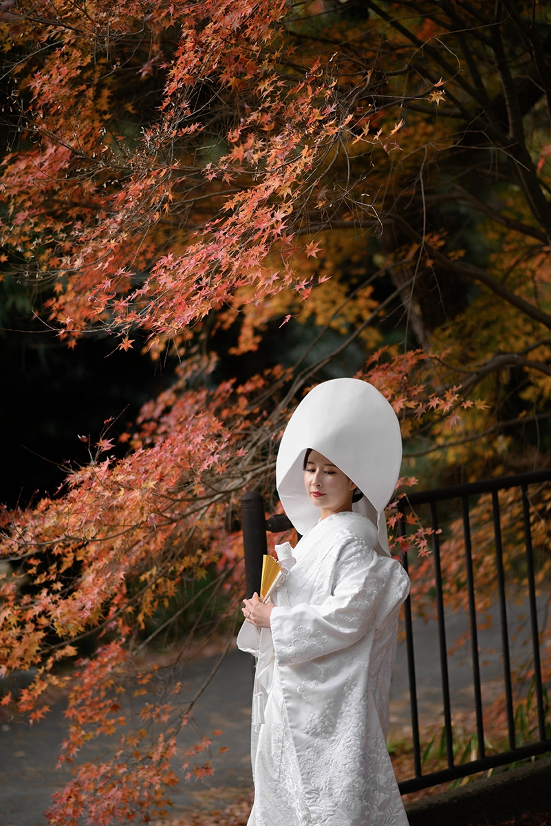 秋の鎌倉で紅葉を背景に撮影した白無垢フォトウェディング