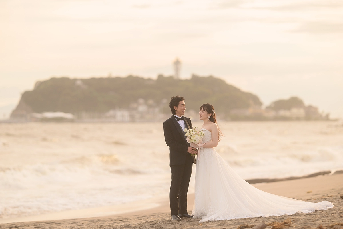 七里ヶ浜の海を背景に撮影した鎌倉フォトウェディング