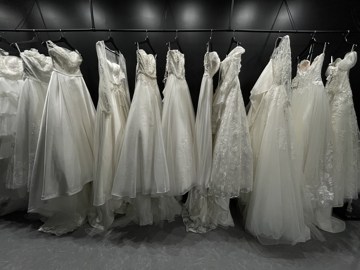旧横浜店のドレスが展示されている様子