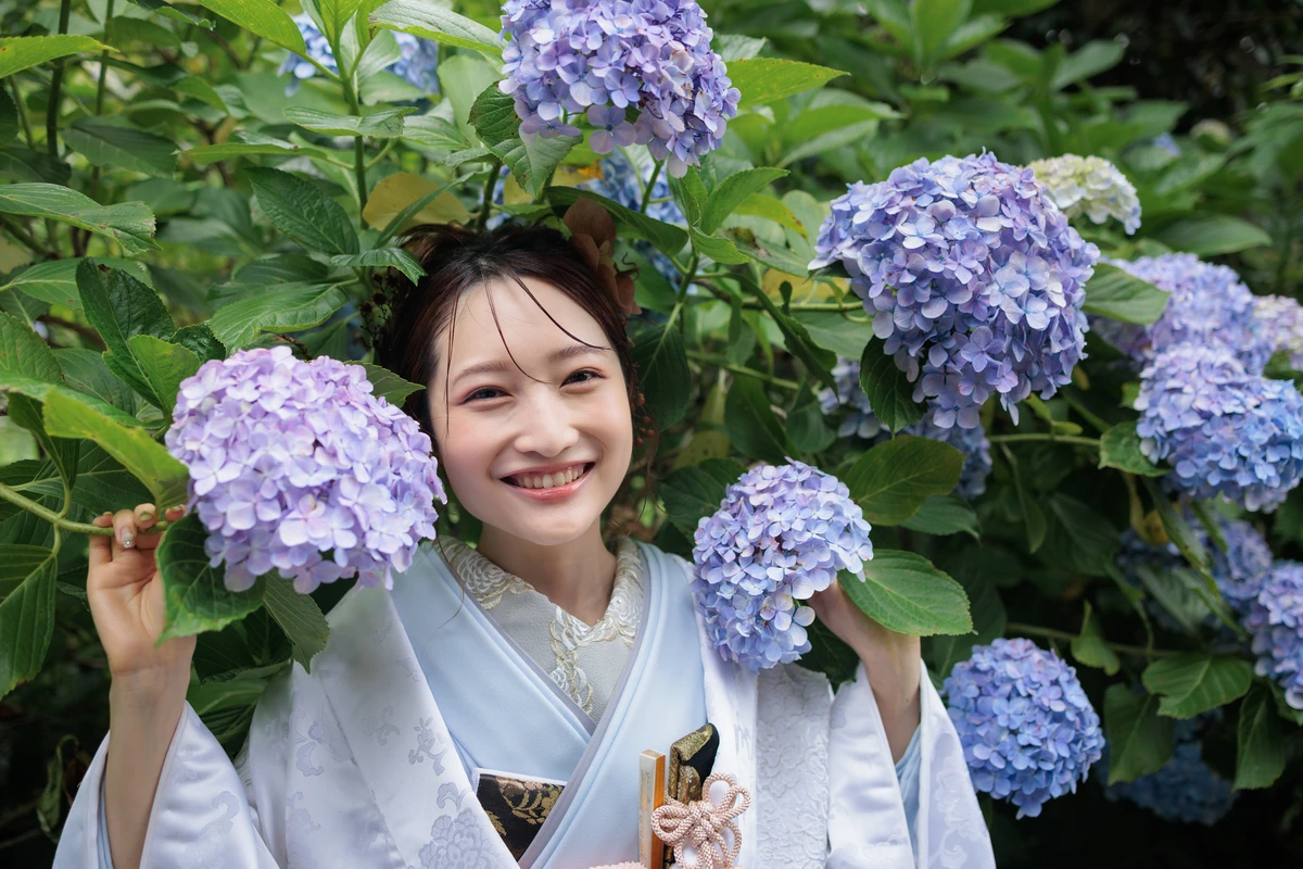 紫陽花と笑顔の白無垢姿の新婦