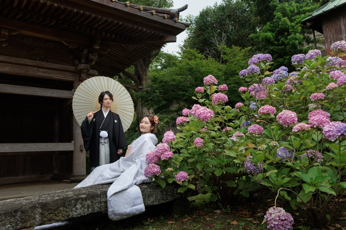 竹林のお寺で紫陽花と山門と新郎新婦