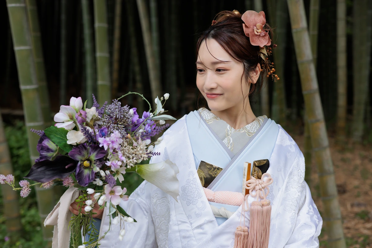 竹林を背景に。美しいブーケを眺める花嫁