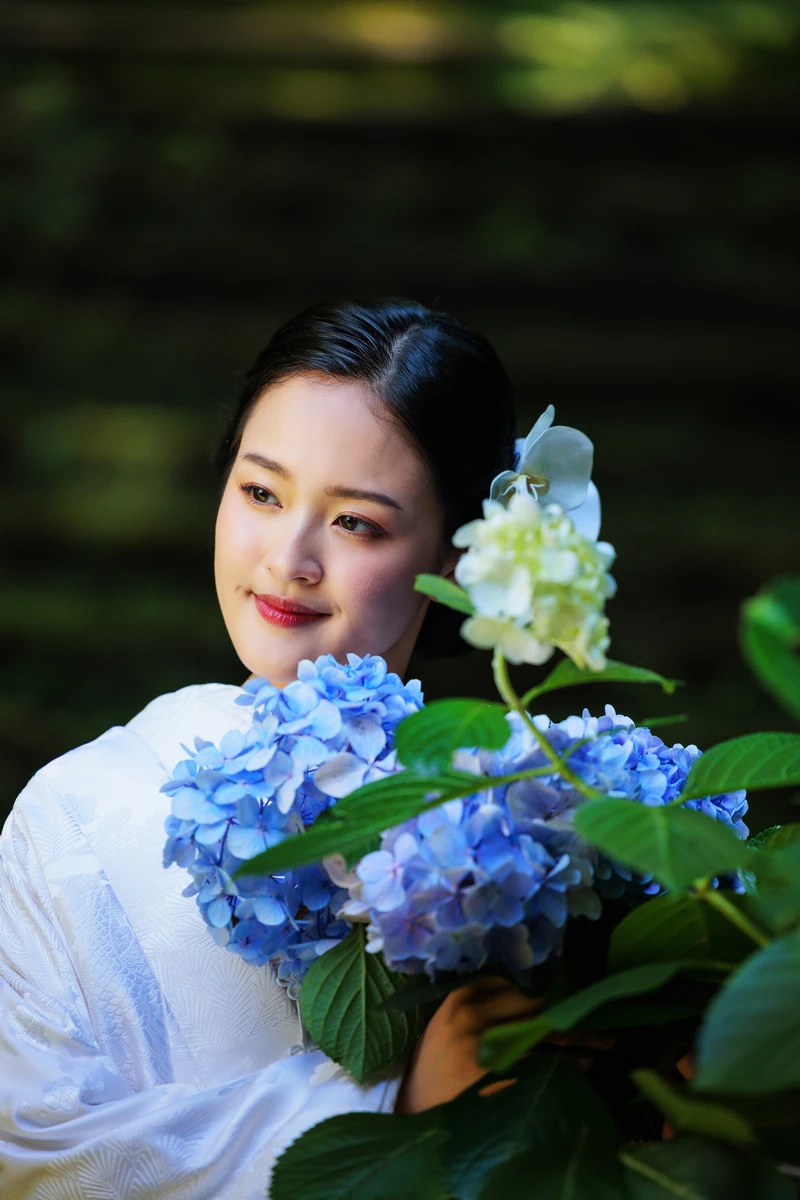 紫陽花と白無垢姿の新婦のアップのカット