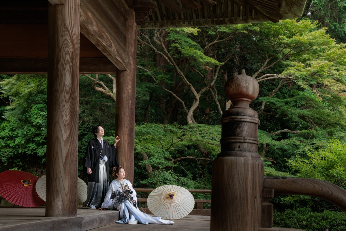 新緑を背景に。鎌倉の美しさを感じる妙本寺での新郎新婦