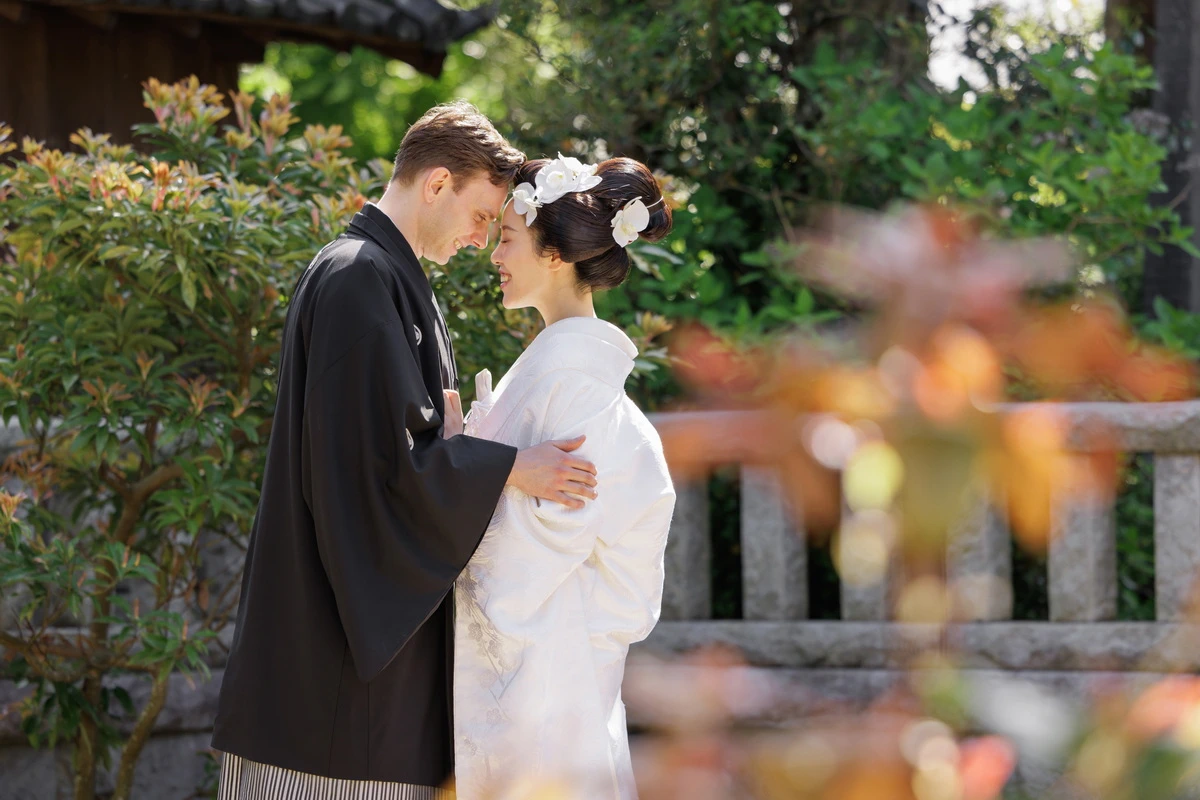 紅葉の季節にて。竹林を背景した色打掛荘厳美麗其の壱の新婦の横顔の姿