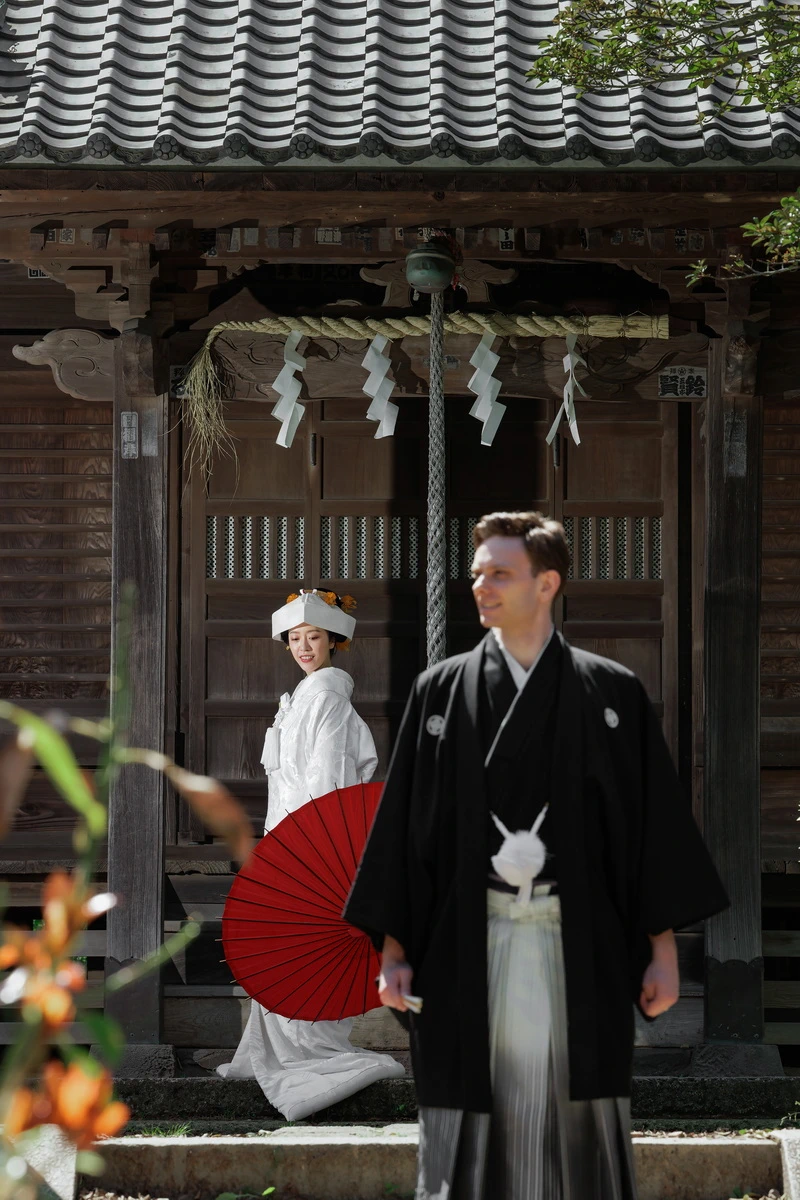 紅葉が見頃の鎌倉建長寺にて。微笑みが可愛らしい色打掛のご新婦のアップのカット