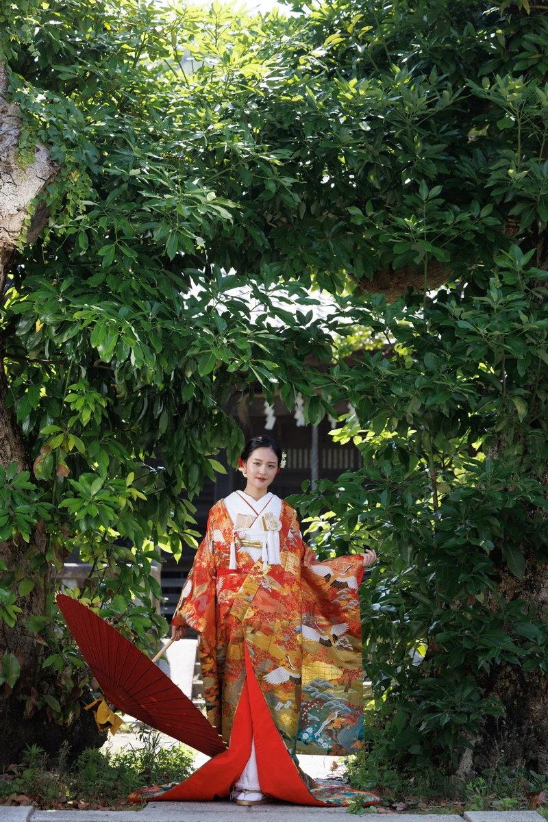 紅葉が見頃の鎌倉建長寺にて。微笑みが可愛らしい色打掛のご新婦のアップのカット